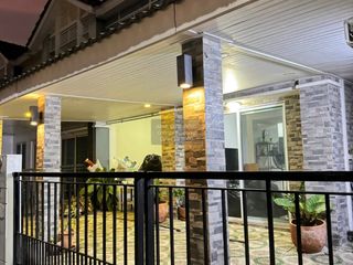 Casa adosada en venta de 3 habitaciones en Saphan Sung, Bangkok