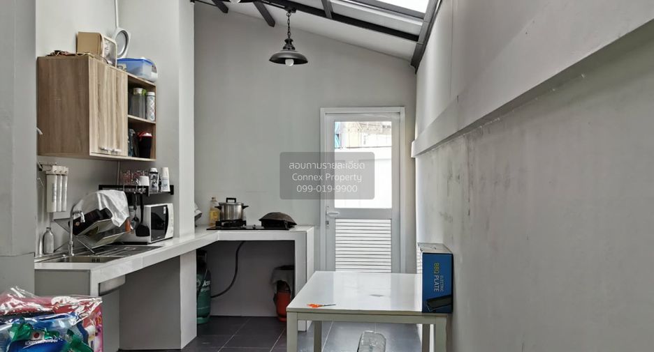 For sale 7 bedrooms townhouse in Lat Phrao, Bangkok