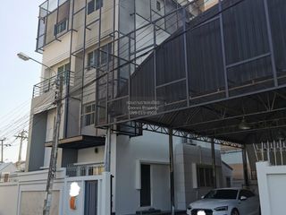 For sale 7 bedrooms townhouse in Lat Phrao, Bangkok