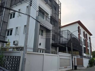 For sale 7 bedrooms townhouse in Lat Phrao, Bangkok