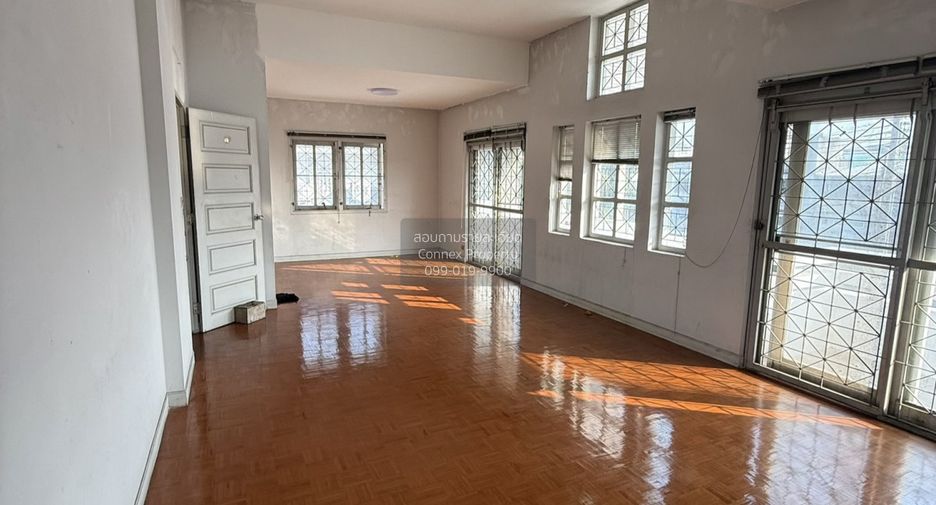 For sale 4 bedrooms house in Saphan Sung, Bangkok