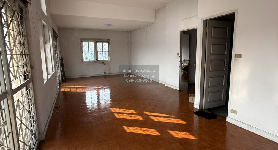 For sale 4 bedrooms house in Saphan Sung, Bangkok