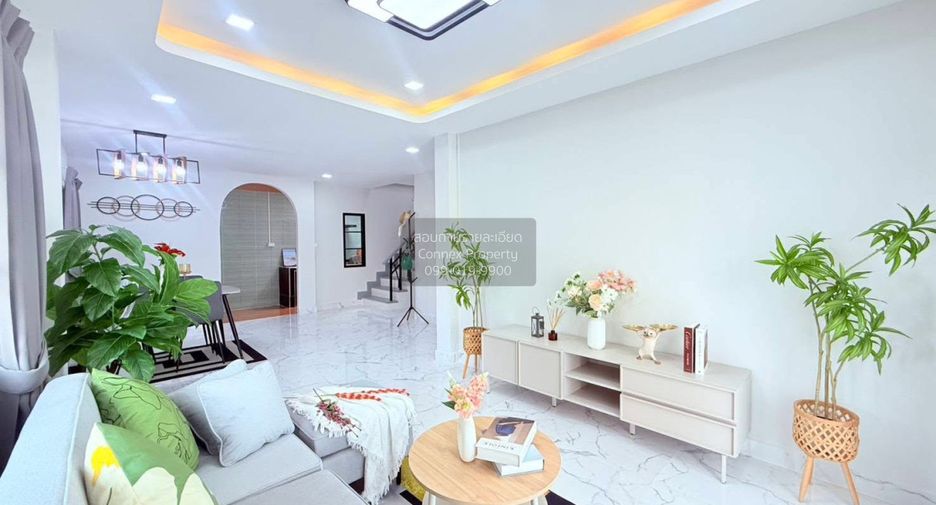Casa adosada en venta de 3 habitaciones en Lat Krabang, Bangkok