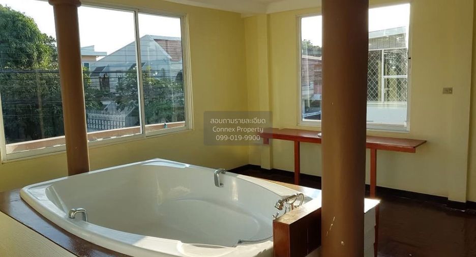 For sale 5 bedrooms house in Wang Thonglang, Bangkok
