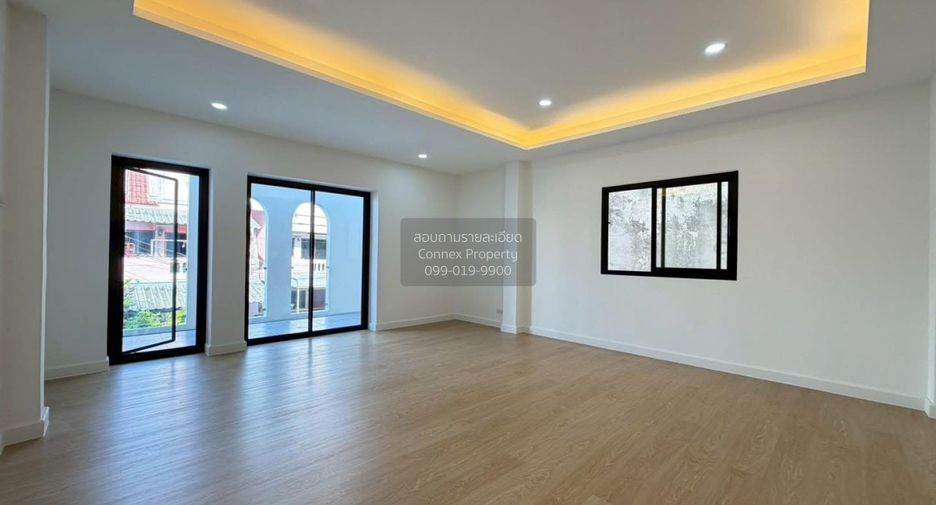 For sale 3 bedrooms townhouse in Taling Chan, Bangkok