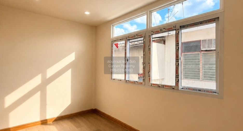 For sale 2 bedrooms townhouse in Wang Thonglang, Bangkok