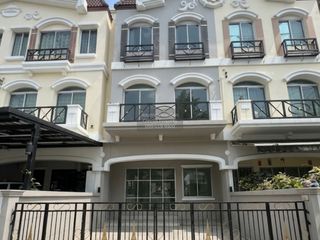 For sale 3 bedrooms townhouse in Bang Kapi, Bangkok