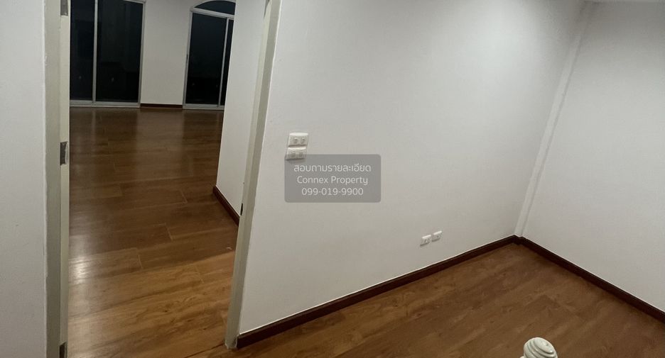 For sale 3 bedrooms townhouse in Bang Kapi, Bangkok