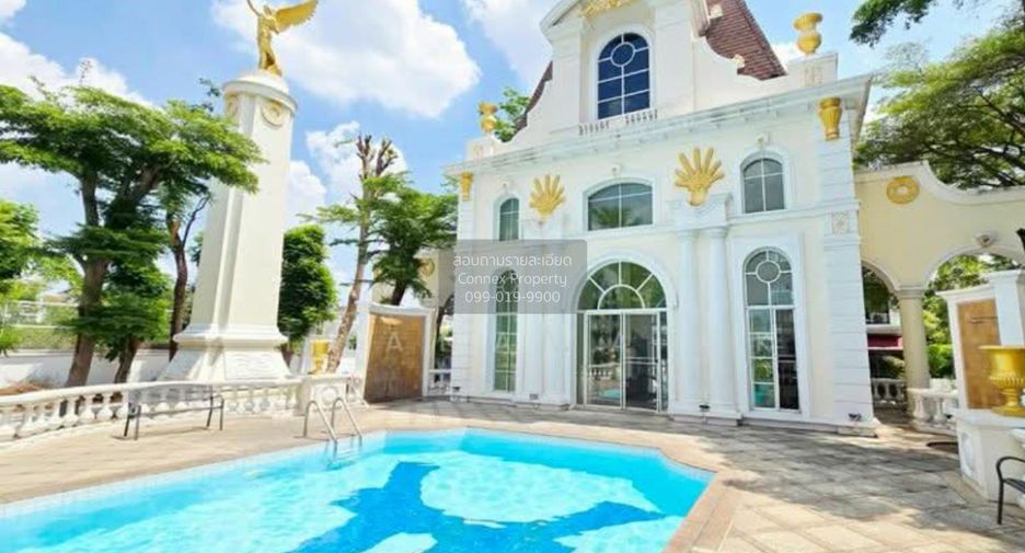 For sale 3 bedrooms townhouse in Bang Kapi, Bangkok
