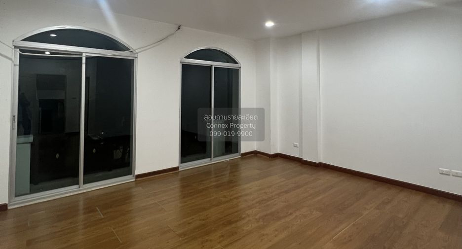 For sale 3 bedrooms townhouse in Bang Kapi, Bangkok
