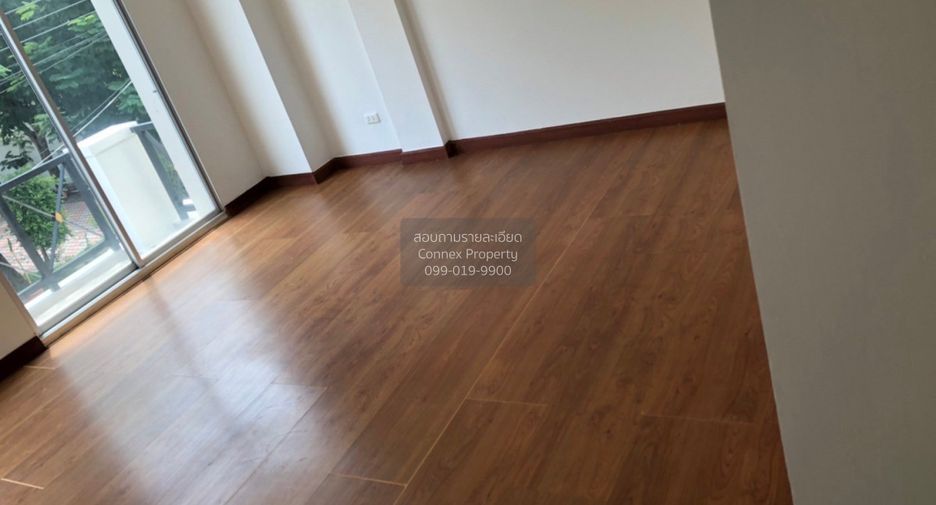 For sale 3 bedrooms townhouse in Bang Kapi, Bangkok