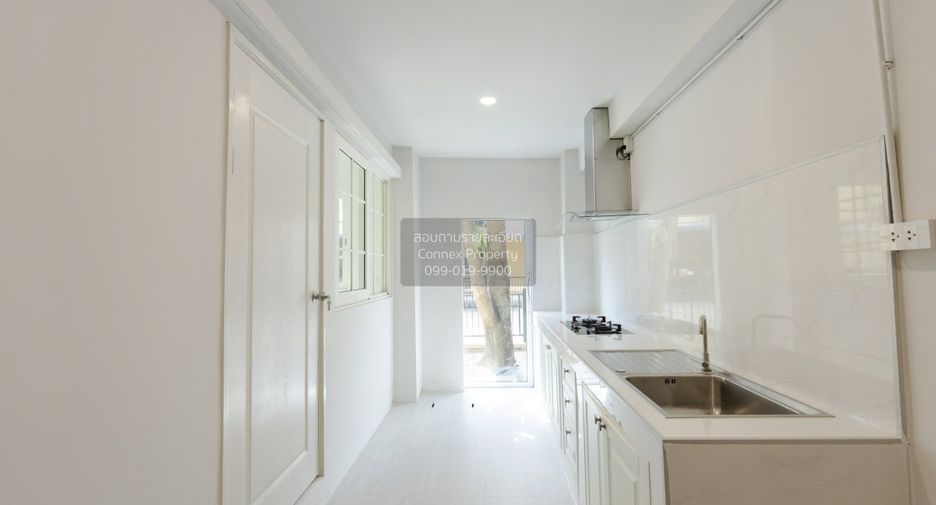 For sale 4 bedrooms townhouse in Prawet, Bangkok