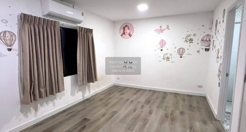 For rent 3 bedrooms townhouse in Saphan Sung, Bangkok