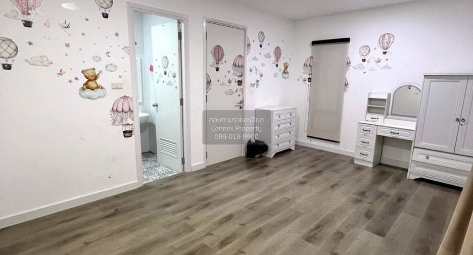 For rent 3 bedrooms townhouse in Saphan Sung, Bangkok