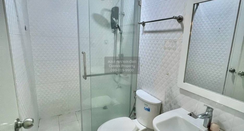 For rent 3 bedrooms townhouse in Saphan Sung, Bangkok
