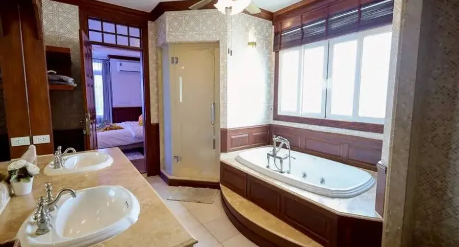 For rent 5 bedrooms house in East Pattaya, Pattaya