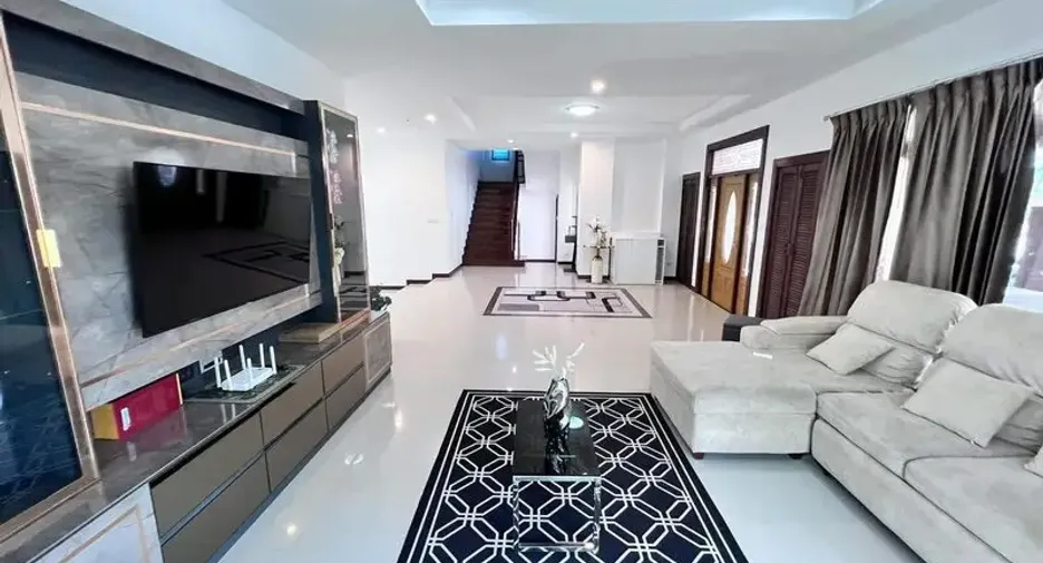 For rent 5 bedrooms villa in East Pattaya, Pattaya