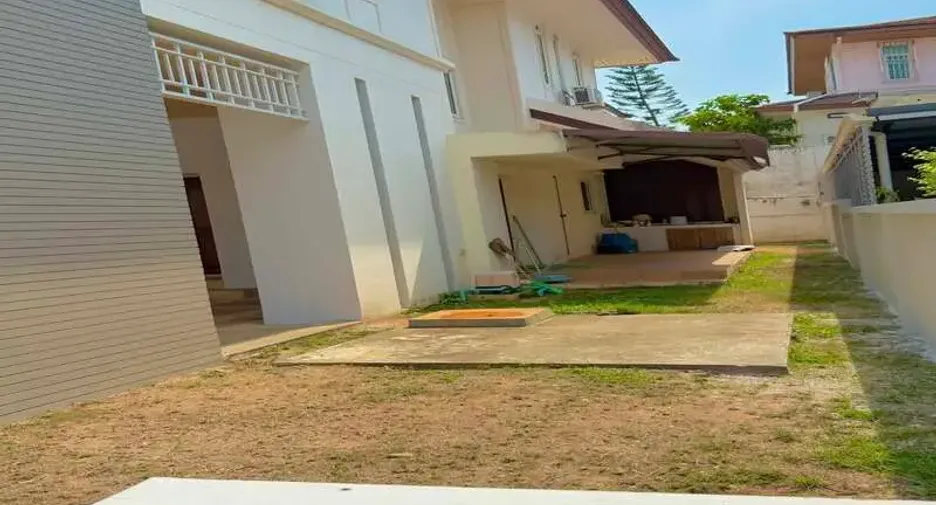 For rent 5 bedrooms villa in East Pattaya, Pattaya