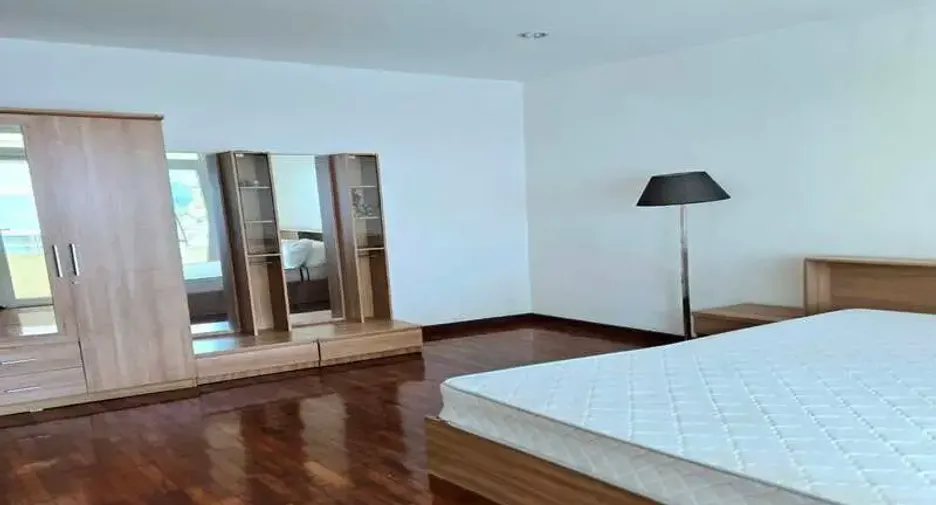 For rent 5 bedrooms villa in East Pattaya, Pattaya