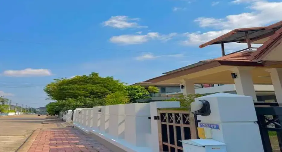For rent 5 bedrooms villa in East Pattaya, Pattaya