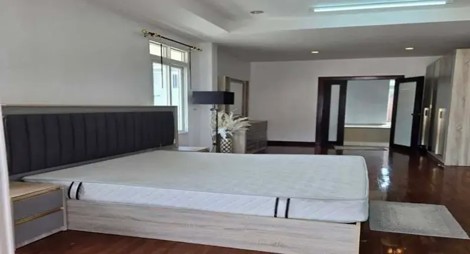 For rent 5 bedrooms villa in East Pattaya, Pattaya