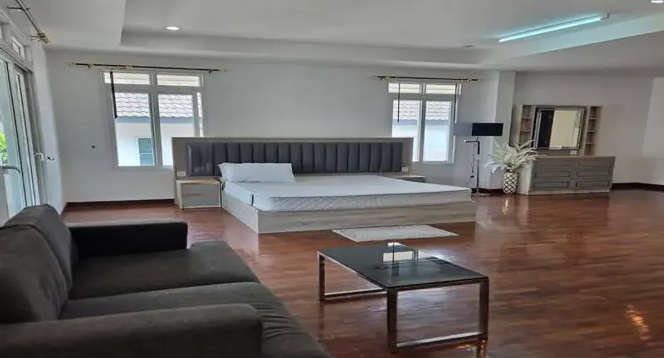 For rent 5 bedrooms villa in East Pattaya, Pattaya