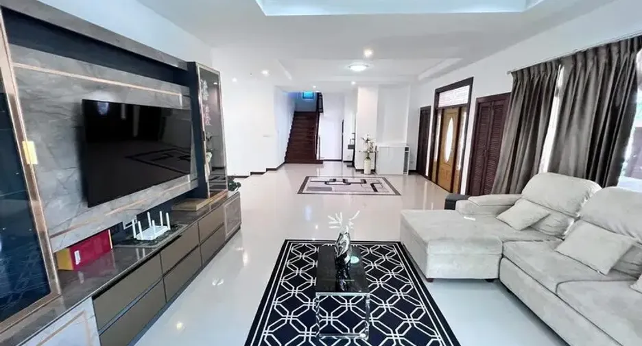 For rent 5 bedrooms villa in East Pattaya, Pattaya