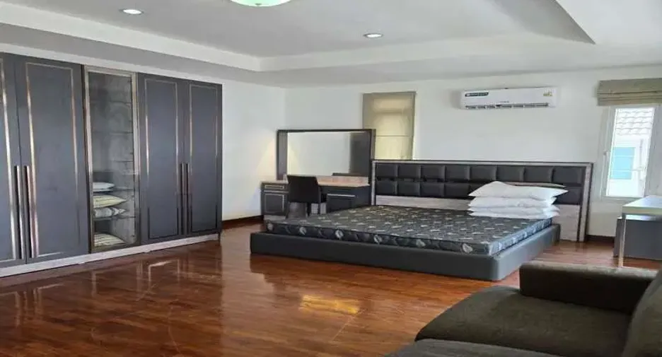 For rent 5 bedrooms villa in East Pattaya, Pattaya