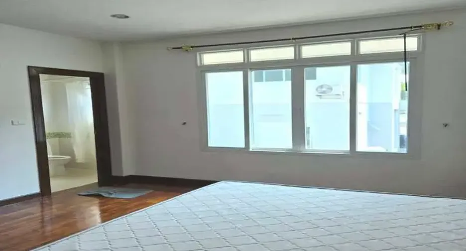 For rent 5 bedrooms villa in East Pattaya, Pattaya