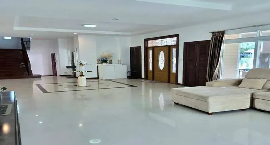 For rent 5 bedrooms villa in East Pattaya, Pattaya