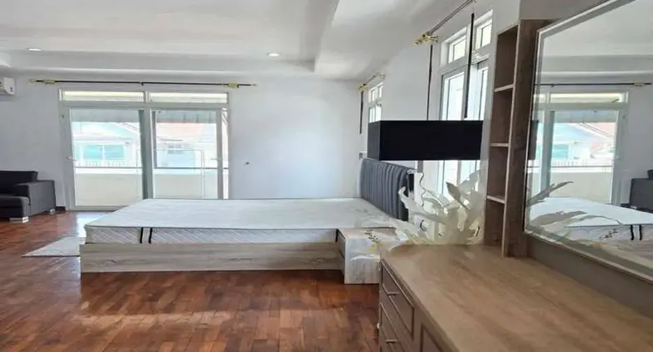 For rent 5 bedrooms villa in East Pattaya, Pattaya