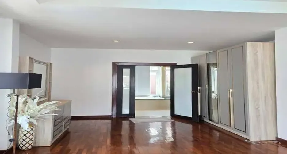 For rent 5 bedrooms villa in East Pattaya, Pattaya