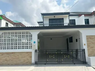 À vendre 4 chambres villa à Na Jomtien, Pattaya