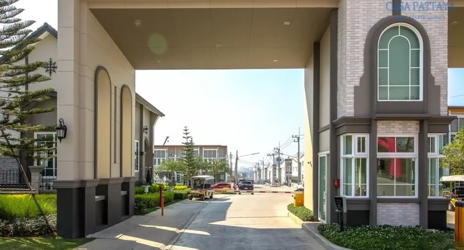 For sale 4 bedrooms townhouse in East Pattaya, Pattaya