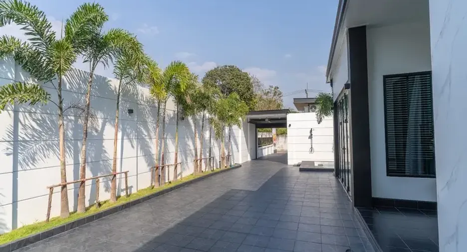For sale 4 bedrooms villa in East Pattaya, Pattaya