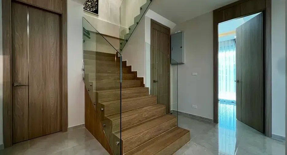For sale 5 bedrooms villa in East Pattaya, Pattaya