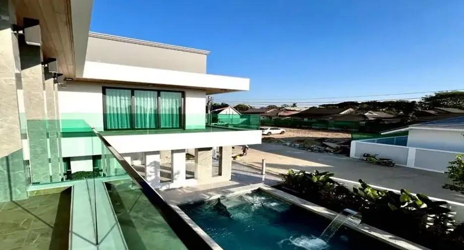 For sale 5 bedrooms villa in East Pattaya, Pattaya