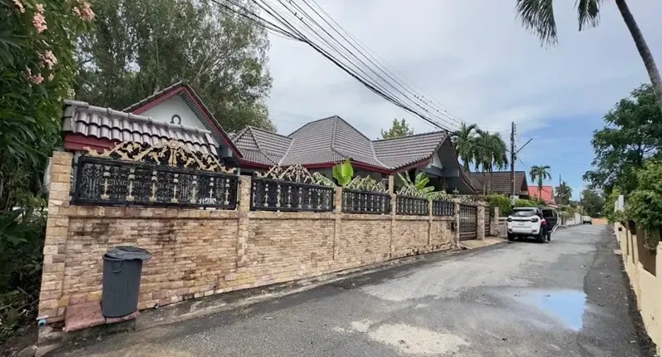For sale 4 bedrooms villa in East Pattaya, Pattaya