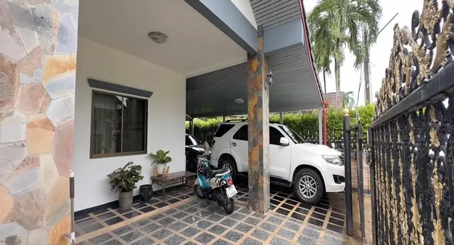 For sale 4 bedrooms villa in East Pattaya, Pattaya