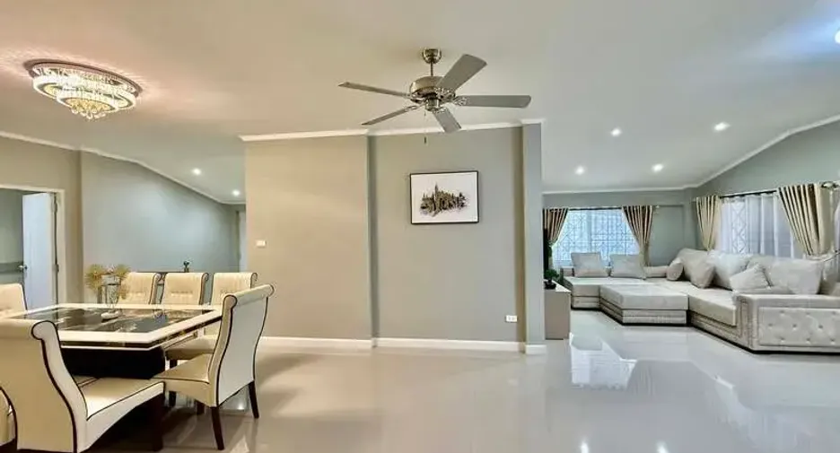 For sale 4 bedrooms villa in East Pattaya, Pattaya