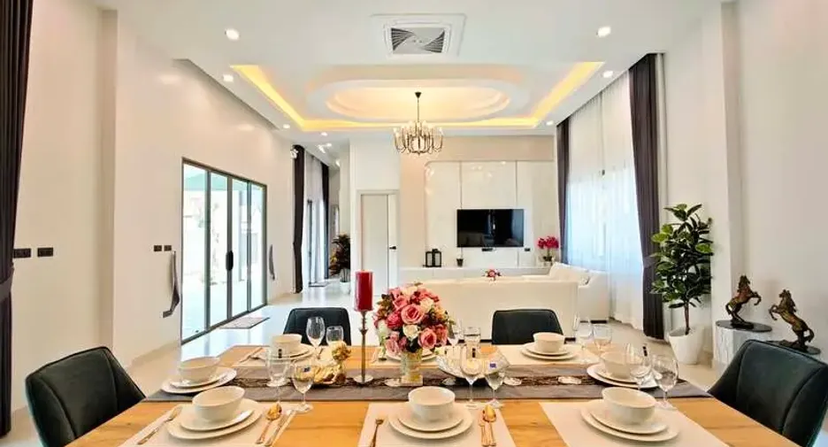 For sale 4 bedrooms villa in East Pattaya, Pattaya