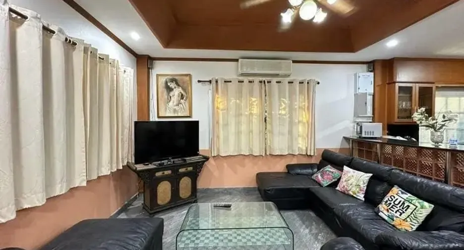 For sale 5 bedrooms villa in Pratumnak, Pattaya
