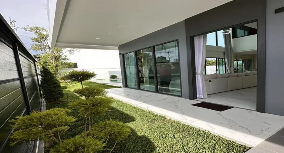 For sale 5 bedrooms villa in East Pattaya, Pattaya