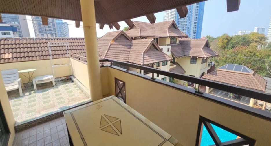 For sale 6 bedrooms villa in Pratumnak, Pattaya