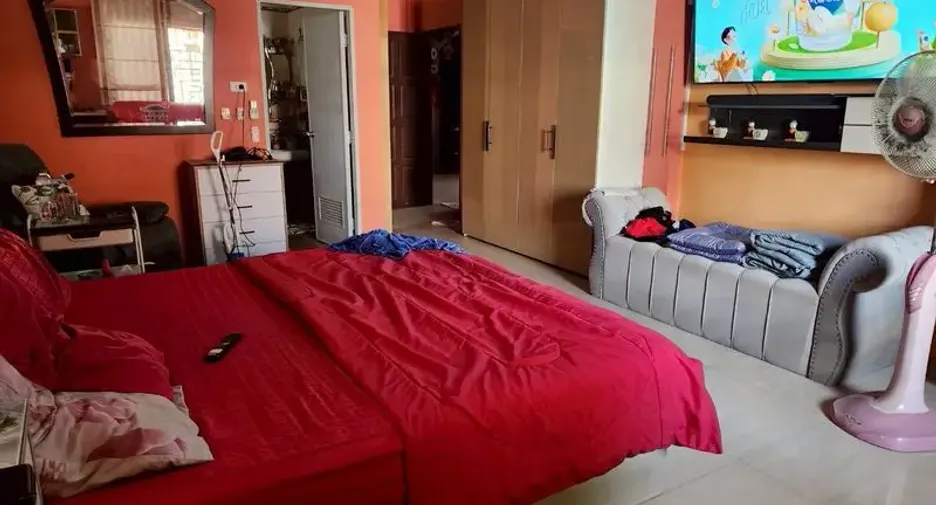 For sale 4 bedrooms house in East Pattaya, Pattaya