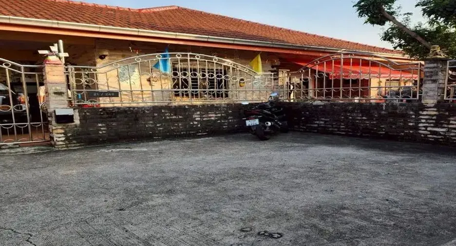 For sale 4 bedrooms house in East Pattaya, Pattaya