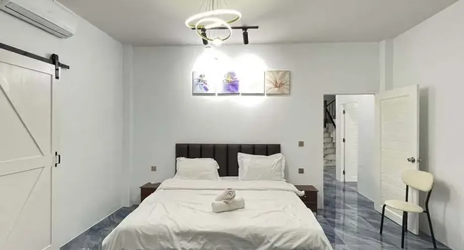 Villa en venta de 9 habitaciones en Bang Lamung, Chonburi