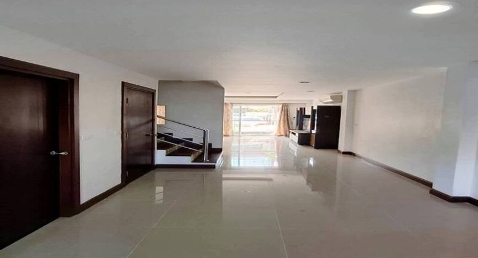 For sale 2 bedrooms townhouse in East Pattaya, Pattaya
