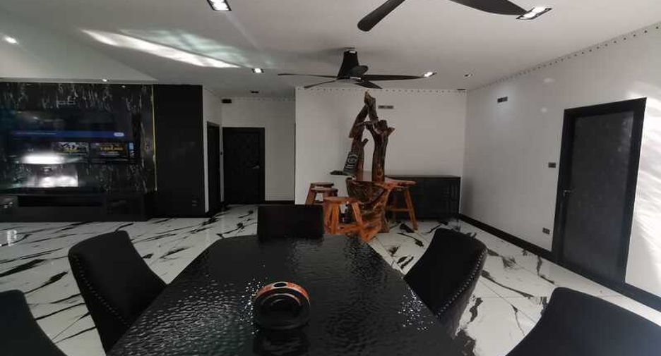 À vendre 4 chambres villa à Bang Lamung, Chonburi