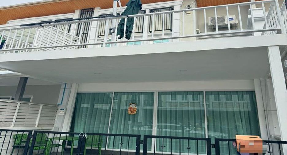 For sale 4 bedrooms townhouse in East Pattaya, Pattaya